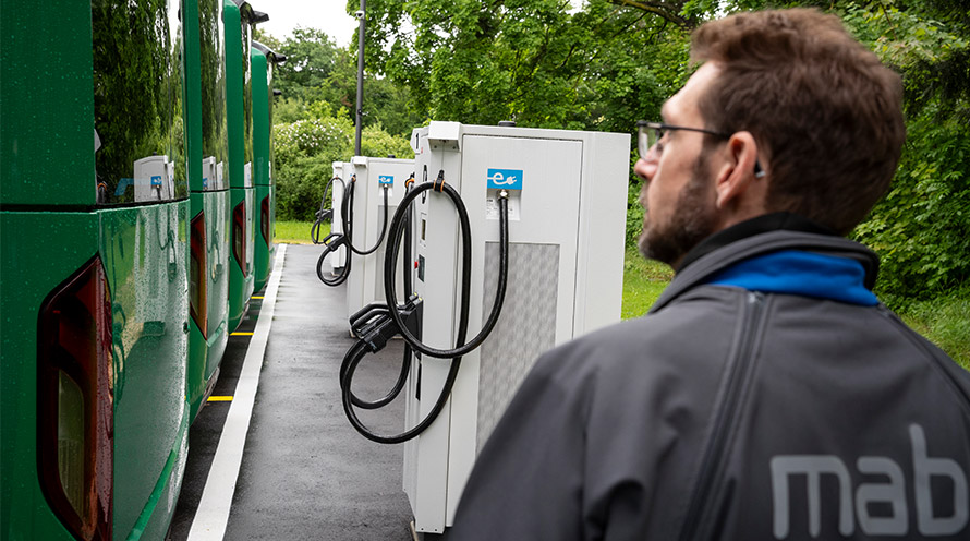 Drei IWB Ladestationen für Unternehmen laden die Elektrobusse der Margarethenbus AG auf.
