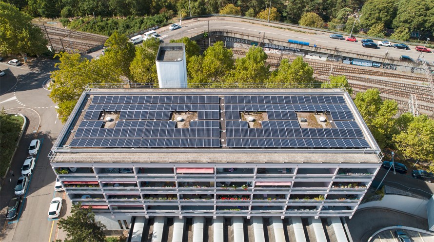 Ein Wohnblock mit einer ZEV-Solaranlage auf dem Dach. Der produzierte Solarstrom wird vor Ort verbraucht.