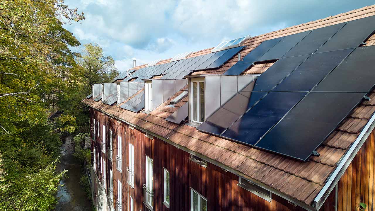 Photovoltaikanlage auf dem Mehrfamilienhaus im St. Albantal