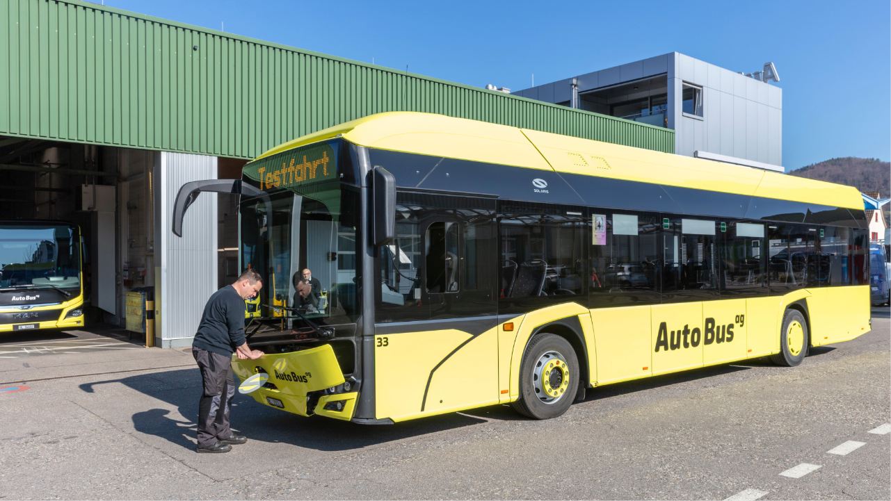 Werkstattleiter Adrian Burkhard mit einem der zehn neuen E-Busse der Autobus AG vom Hersteller Solaris